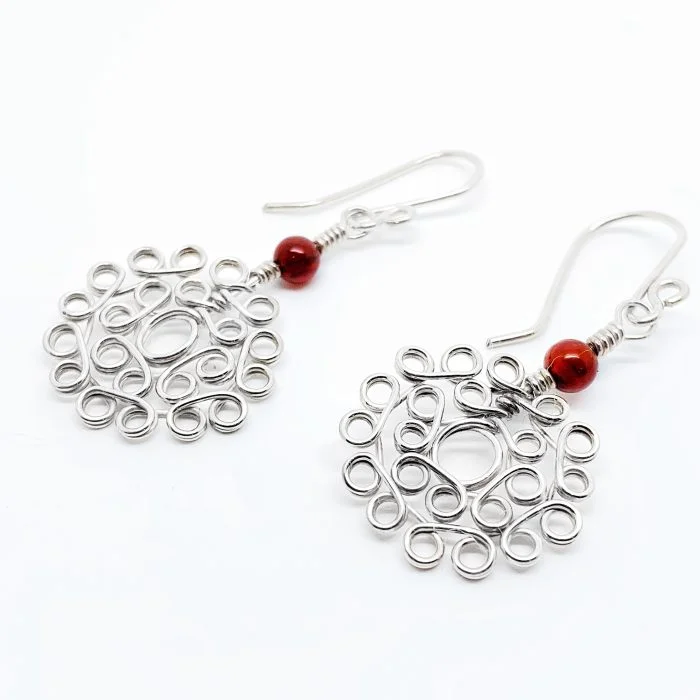 Aretes-flor-tejida-de-plata-con-granate